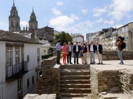 O conselleiro e maila directora de Turismo de Galicia, Nava Castro efectuaron un percorrido polo Camiño Primitivo, na cidade de Lugo