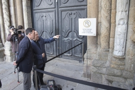 Os traballos de restauración conseguen eliminar os restos da pintada realizada na Catedral de Santiago