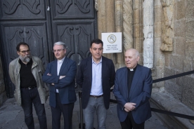 Los trabajos de restauración consiguen eliminar los restos de la pintada realizada en la Catedral de Santiago