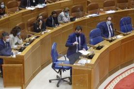 El conselleiro de Cultura, Educación y Universidad, Román Rodríguez, en el Parlamento de Galicia