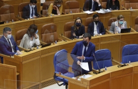 El conselleiro de Cultura, Educación y Universidad, Román Rodríguez, en el Parlamento de Galicia