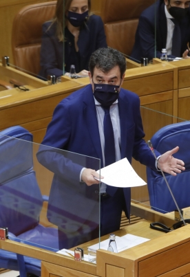 El conselleiro de Cultura, Educación y Universidad, Román Rodríguez, en el Parlamento de Galicia