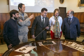 El conselleiro de Cultura, Educación y Ordenación Universitaria, Román Rodríguez, participó esta mañana en la Facultad de Geografía y Historia en la rueda de prensa de presentación de los resultados de los hallados arqueológicos en el yacimiento paleolítico de Cova Eiros