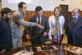 El conselleiro de Cultura, Educación y Ordenación Universitaria, Román Rodríguez, participó esta mañana en la Facultad de Geografía y Historia en la rueda de prensa de presentación de los resultados de los hallados arqueológicos en el yacimiento paleolítico de Cova Eiros