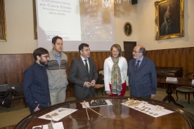 El conselleiro de Cultura, Educación y Ordenación Universitaria, Román Rodríguez, participó esta mañana en la Facultad de Geografía y Historia en la rueda de prensa de presentación de los resultados de los hallados arqueológicos en el yacimiento paleolítico de Cova Eiros