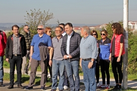 Representantes de diversas institucións, asociacións e colectivos da cidade de Santiago de Compostela participaron esta mañá nun percorrido a pé entre a praza do Obradoiro e a Cidade da Cultura