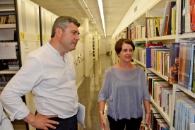 O delegado territorial da Xunta na Coruña, Ovidio Rodeiro, visitou esta mañá a biblioteca pública de Santiago Ánxel Casal