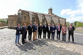 El conselleiro de Cultura, Educación y Ordenación Universitaria, Román Rodríguez, y el secretario de estado de Cultura, Fernando Benzo Sáinz, recorrieron esta mañana las dependencias de la Colegiata de Santa María del Sar