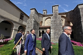 El conselleiro de Cultura, Educación y Ordenación Universitaria, Román Rodríguez, y el secretario de estado de Cultura, Fernando Benzo Sáinz, recorrieron esta mañana las dependencias de la Colegiata de Santa María del Sar