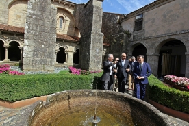 El conselleiro de Cultura, Educación y Ordenación Universitaria, Román Rodríguez, y el secretario de estado de Cultura, Fernando Benzo Sáinz, recorrieron esta mañana las dependencias de la Colegiata de Santa María del Sar