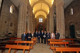 El conselleiro de Cultura, Educación y Ordenación Universitaria, Román Rodríguez, y el secretario de estado de Cultura, Fernando Benzo Sáinz, recorrieron esta mañana las dependencias de la Colegiata de Santa María del Sar