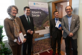 O conselleiro de Cultura, Educación e Ordenación Universitaria, Román Rodríguez, acompañado do secretario xeral técnico, Jesús Oitavén e da directora xeral do Patrimonio Cultural, Mª Carmen Martínez Ínsua, veñen de presentar esta mañá nun acto informativo a incoación como ben de interese cultural (BIC) coa categoría de Paisaxe Cultural da Ribeira Sacra