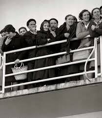 La exposición reúne 51 imágenes tomadas por el fotoperiodista coruñés Alberto Martí en las que se refleja el éxodo gallego hacia América