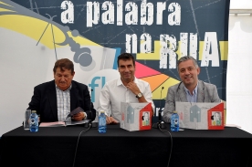 O secretario xeral de Política Lingüística, Valentín García, participa na Feira do Libro da Coruña na presentación da nova obra de Xosé Luna