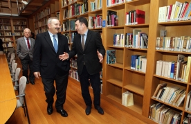 El conselleiro de Cultura, Educación y Ordenación Universitaria, Román Rodríguez, y el presidente del Consello da Cultura Galega (CCG), Ramón Villares, mantuvieron hoy una primera reunión de trabajo para abordar el desarrollo de los diferentes proyectos que ambas entidades tienen en marcha, así como para abrir nuevas vías de colaboración