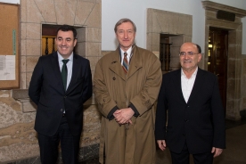 Román Rodríguez felicita al escritor Julian Barnes, que hoy recoge el Premio San Clemente