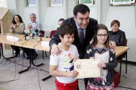 Román Rodríguez González, conselleiro de Cultura, Educación e Ordenación Universitaria, fíxolle entrega esta mañá ao CEP Salustiano Rey Eiras da Pobra do Caramiñal, do premio do Concurso-Exposición Letras Galegas 2015 na modalidade de Infantil e Primaria