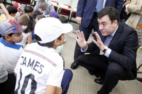 Román Rodríguez González, conselleiro de Cultura, Educación e Ordenación Universitaria, fíxolle entrega esta mañá ao CEP Salustiano Rey Eiras da Pobra do Caramiñal, do premio do Concurso-Exposición Letras Galegas 2015 na modalidade de Infantil e Primaria