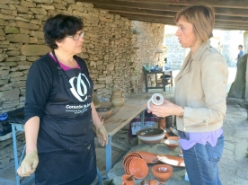 A delegada territorial da Xunta, Raquel Arias, visitou hoxe os artesáns e empresas da provincia de Lugo que participan no III Encontro de Artesanía Tradicional e Popular de Galicia
