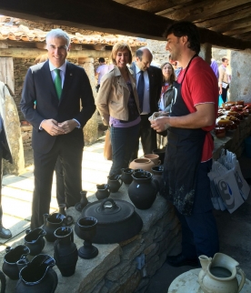 A delegada territorial da Xunta, Raquel Arias, visitou hoxe os artesáns e empresas da provincia de Lugo que participan no III Encontro de Artesanía Tradicional e Popular de Galicia