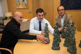 O conselleiro de Cultura e Educación, Román Rodríguez; e o secretario xeral de Cultura, Anxo Lorenzo, recibiron hoxe as esculturas coas que se agasallará aos galardoados este ano cos Premios da Cultura Galega