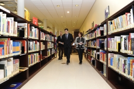  Román Rodríguez, visitou a Biblioteca Pública Miguel González Garcés da Coruña