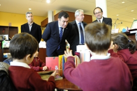 Román Rodríguez, visitó la Biblioteca Pública Miguel González Garcés de A Coruña
