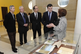 Román Rodríguez, visitó la Biblioteca Pública Miguel González Garcés de A Coruña