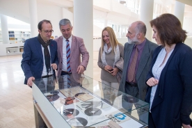 Los secretarios xerais de Cultura y de Política Lingüística, Anxo Lorenzo y Valentín García, respectivamente, visitaron la exposición 'Manuel María: loita e poesía', con la que la Biblioteca de Galicia se acerca a la vida y a la obra del autor lucense, homenajeado este año con las Letras Galegas