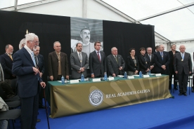 O titular da Xunta preside a sesión plenaria da Real Academia Galega con motivo do Día das Letras Galegas