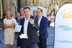  El conselleiro presentó esta mañana en la compostelana plaza de las Platerías el nuevo programa de la Consellería de Cultura, Educación y Ordenación Universitaria, ?Galicia Culturea?