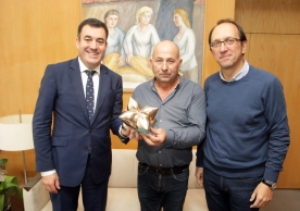  conselleiro de Cultura e Educación en funcións, Román Rodríguez, acompañado polo secretario xeral de Cultura, Anxo Lorenzo, recibiu hoxe as esculturas coas que se recoñecerá o labor dos galardoados e das galardoadas cos Premios da Cultura Galega 2016