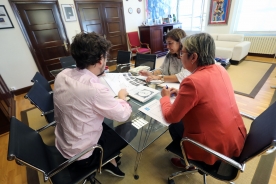 A conselleira do Mar, Rosa Quintana, mantivo esta mañá unha xuntanza co autor do libro As carpinterías de ribeira en Galicia: a recuperación das súas arquitecturas, Óscar Fuertes