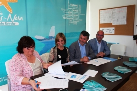 A directora de Turismo de Galicia, Nava Castro, asinou un convenio coa presidenta da Asociación Rural de Desenvolvemento da Ría de Muros-Noia, María Teresa Villaverde