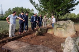 Román Rodríguez visita o xacemento arqueolóxico do Altar do Sol en Arperiz